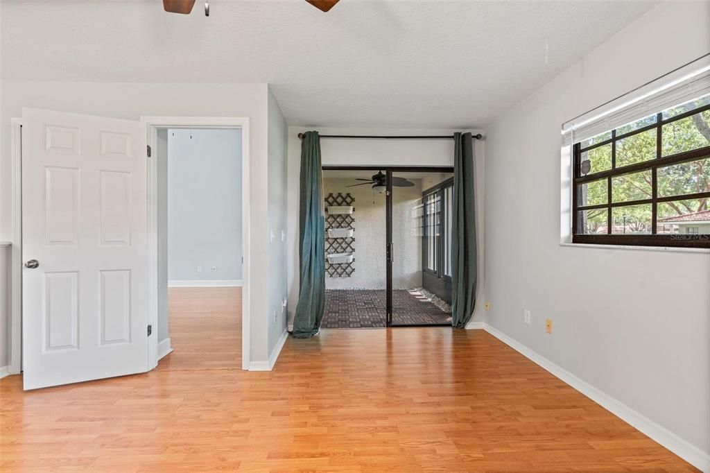 Под контрактом: $464,900 (3 спален, 2 ванн, 1670 Квадратных фут)