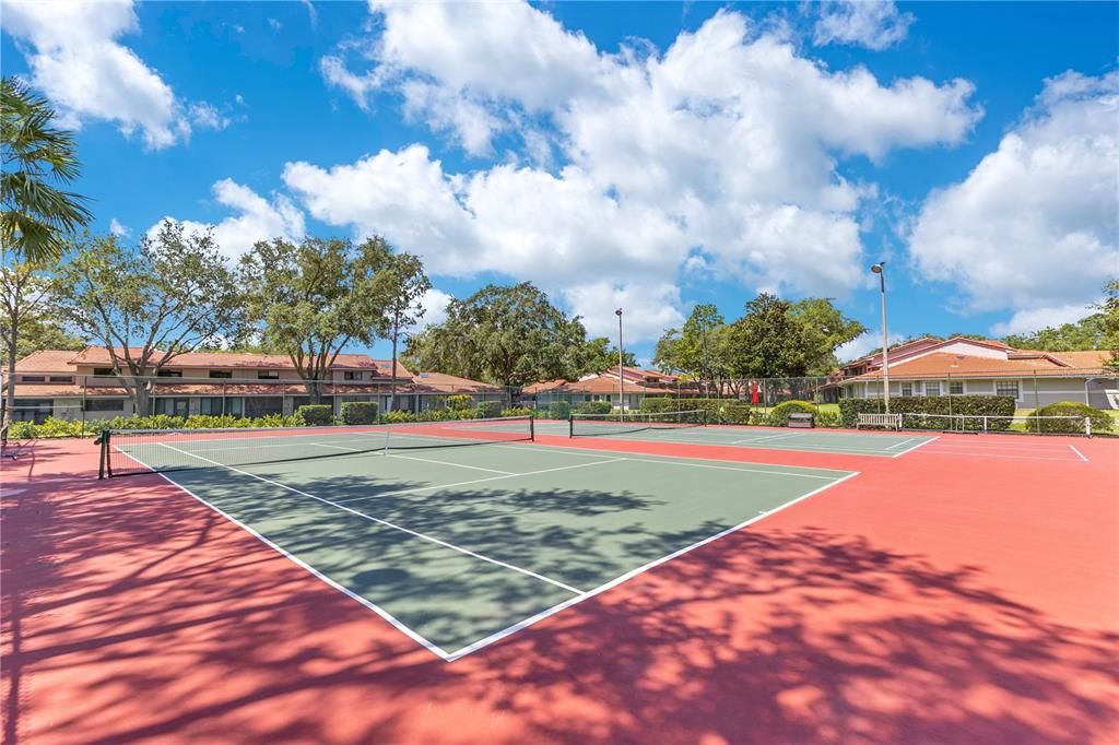 Под контрактом: $464,900 (3 спален, 2 ванн, 1670 Квадратных фут)