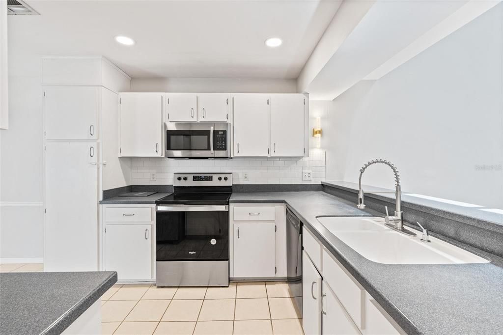 Под контрактом: $464,900 (3 спален, 2 ванн, 1670 Квадратных фут)