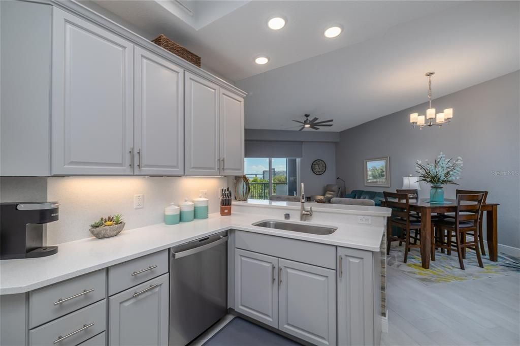 待售: $635,900 (2 贝兹, 2 浴室, 1384 平方英尺)