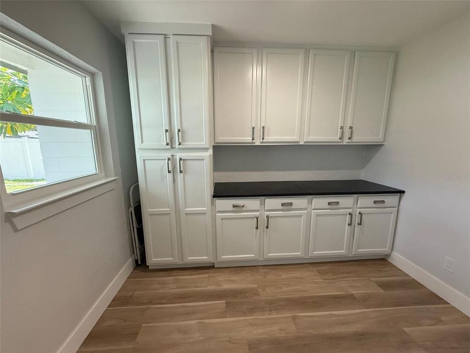 Activo con contrato: $2,299 (3 camas, 1 baños, 1174 Pies cuadrados)