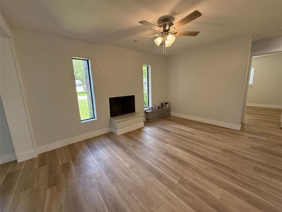 Activo con contrato: $2,299 (3 camas, 1 baños, 1174 Pies cuadrados)