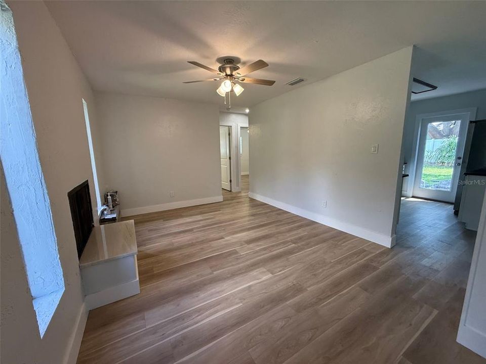 Activo con contrato: $2,299 (3 camas, 1 baños, 1174 Pies cuadrados)