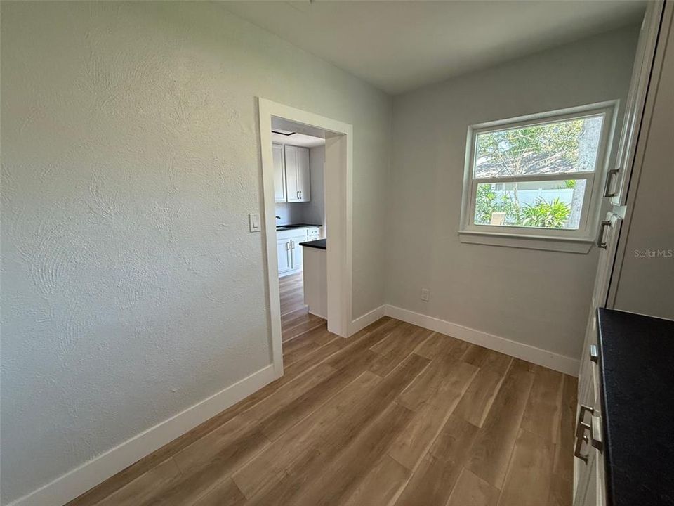 Activo con contrato: $2,299 (3 camas, 1 baños, 1174 Pies cuadrados)