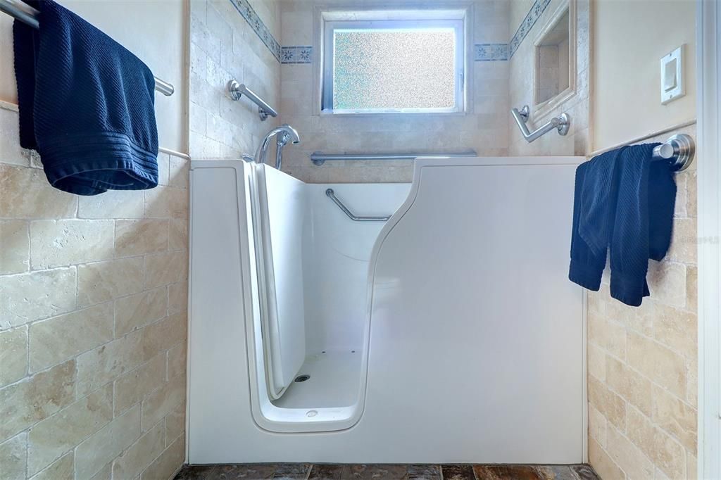 Active With Contract: $375,000 (2 beds, 2 baths, 1060 Square Feet)