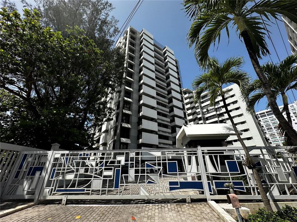 Недавно продано: $2,900,000 (4 спален, 2 ванн, 2412 Квадратных фут)