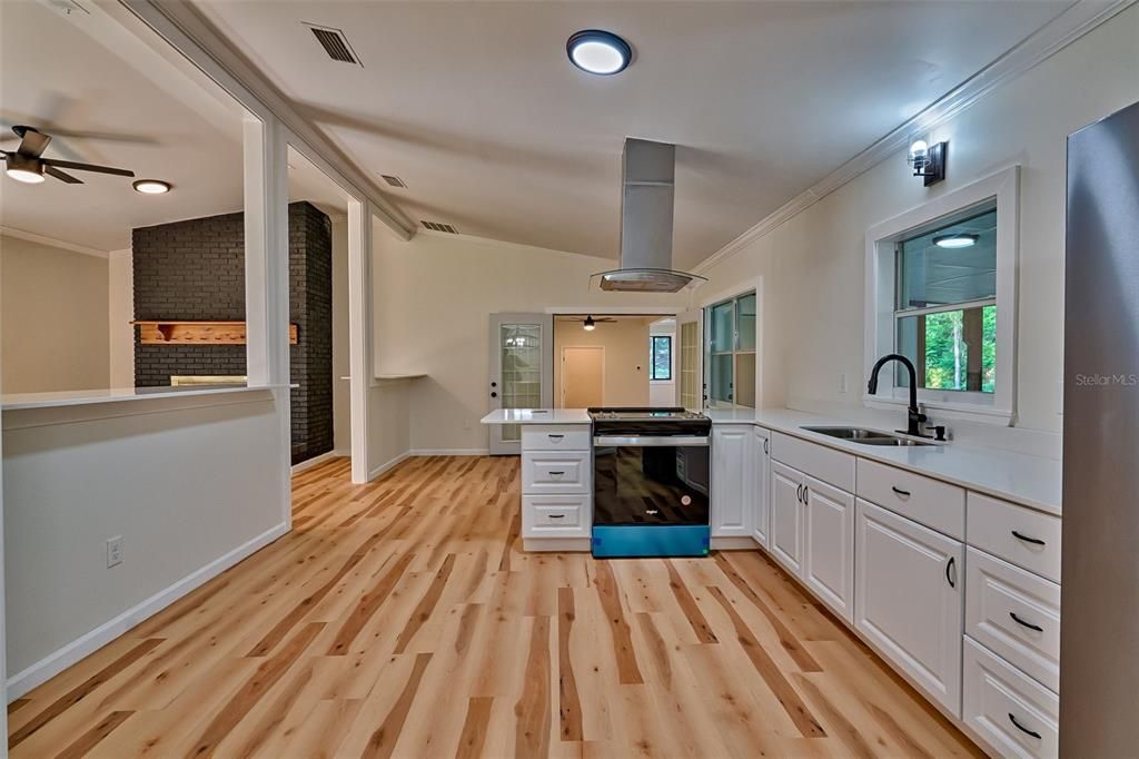 合同活跃: $429,000 (3 贝兹, 2 浴室, 2222 平方英尺)