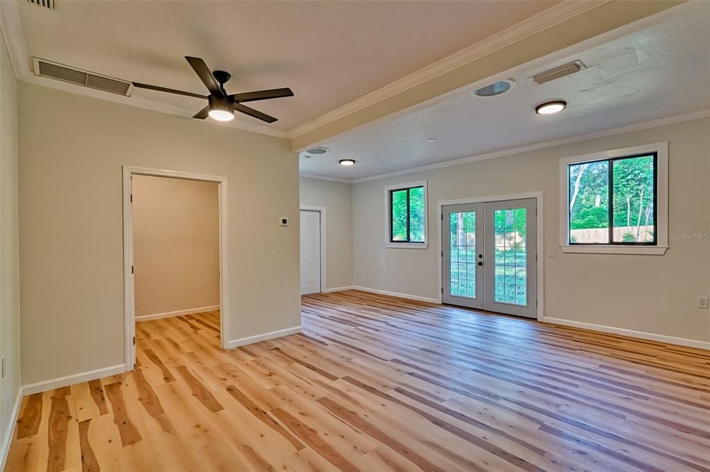 合同活跃: $429,000 (3 贝兹, 2 浴室, 2222 平方英尺)