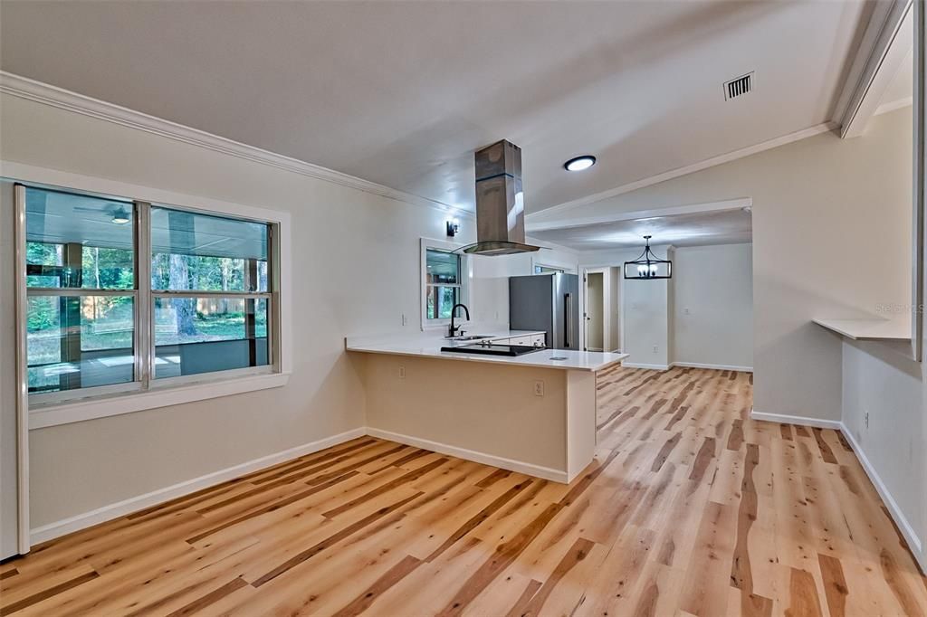 合同活跃: $429,000 (3 贝兹, 2 浴室, 2222 平方英尺)