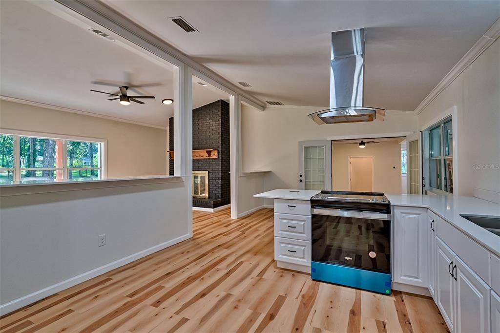 合同活跃: $429,000 (3 贝兹, 2 浴室, 2222 平方英尺)