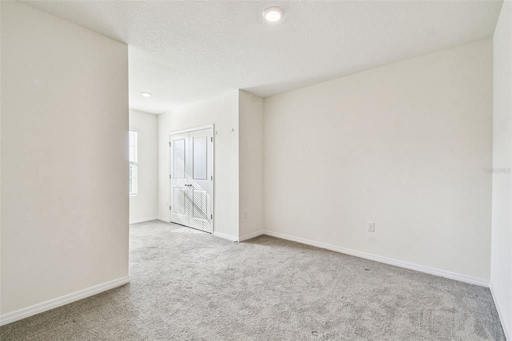 合同活跃: $2,100 (3 贝兹, 2 浴室, 1673 平方英尺)