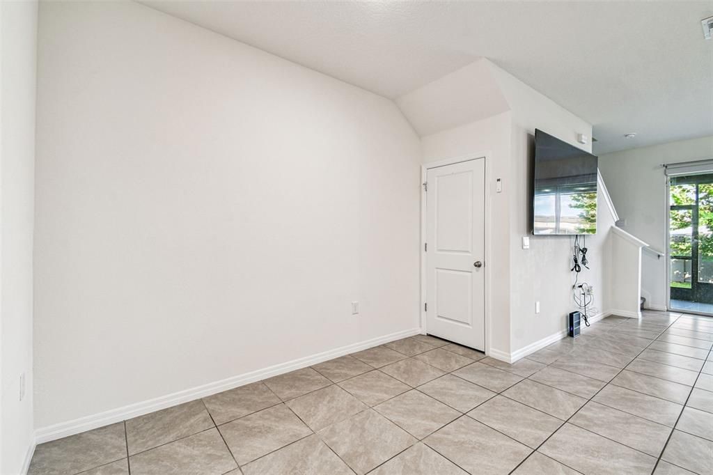 合同活跃: $2,100 (3 贝兹, 2 浴室, 1673 平方英尺)