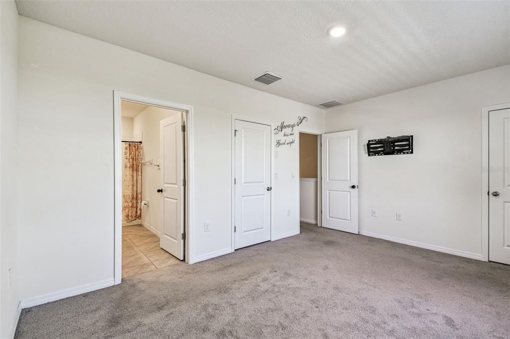 合同活跃: $2,100 (3 贝兹, 2 浴室, 1673 平方英尺)