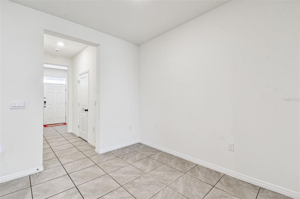 合同活跃: $2,100 (3 贝兹, 2 浴室, 1673 平方英尺)