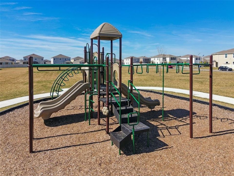 合同活跃: $2,100 (3 贝兹, 2 浴室, 1673 平方英尺)