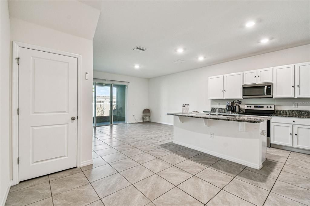 合同活跃: $2,100 (3 贝兹, 2 浴室, 1673 平方英尺)