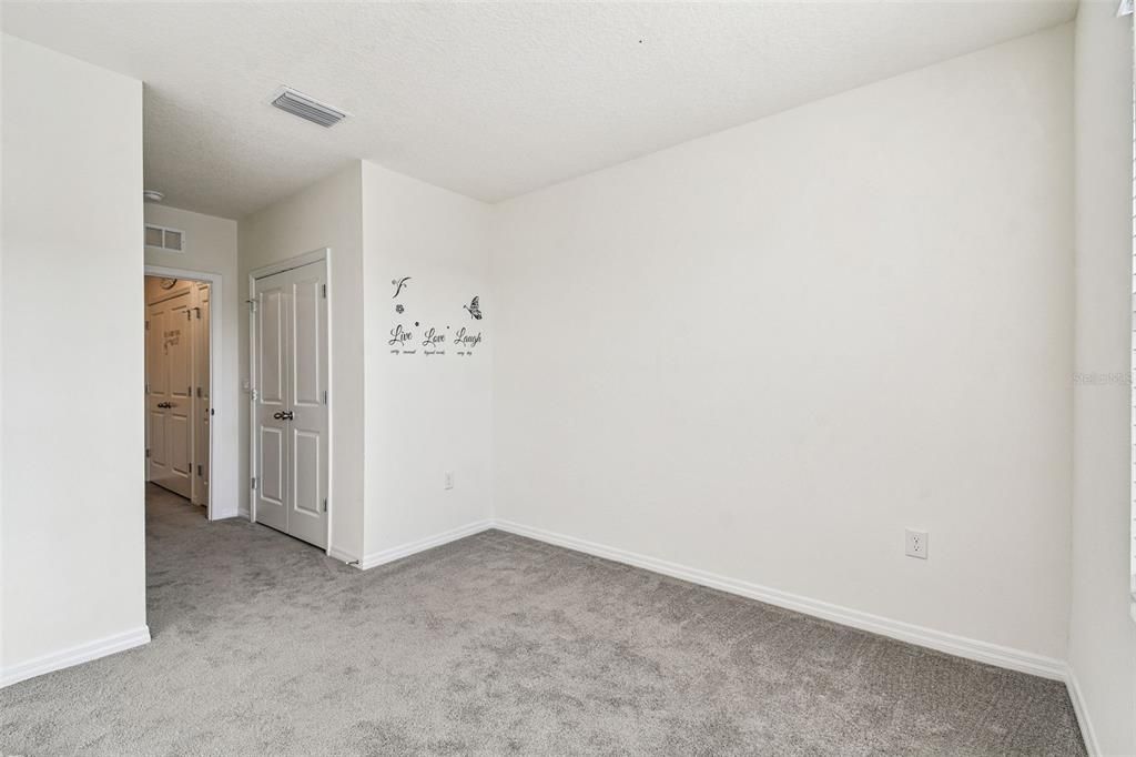 合同活跃: $2,100 (3 贝兹, 2 浴室, 1673 平方英尺)