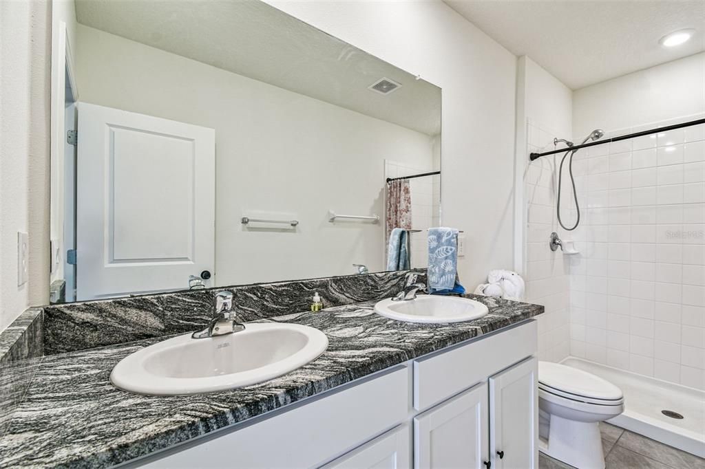 合同活跃: $2,100 (3 贝兹, 2 浴室, 1673 平方英尺)