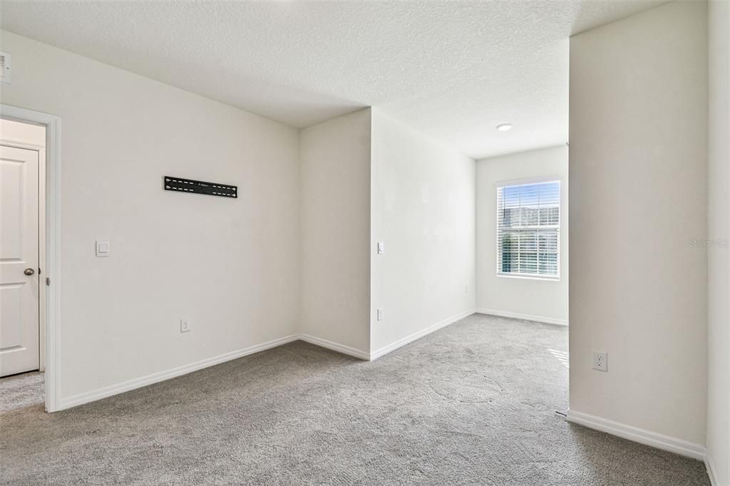 合同活跃: $2,100 (3 贝兹, 2 浴室, 1673 平方英尺)