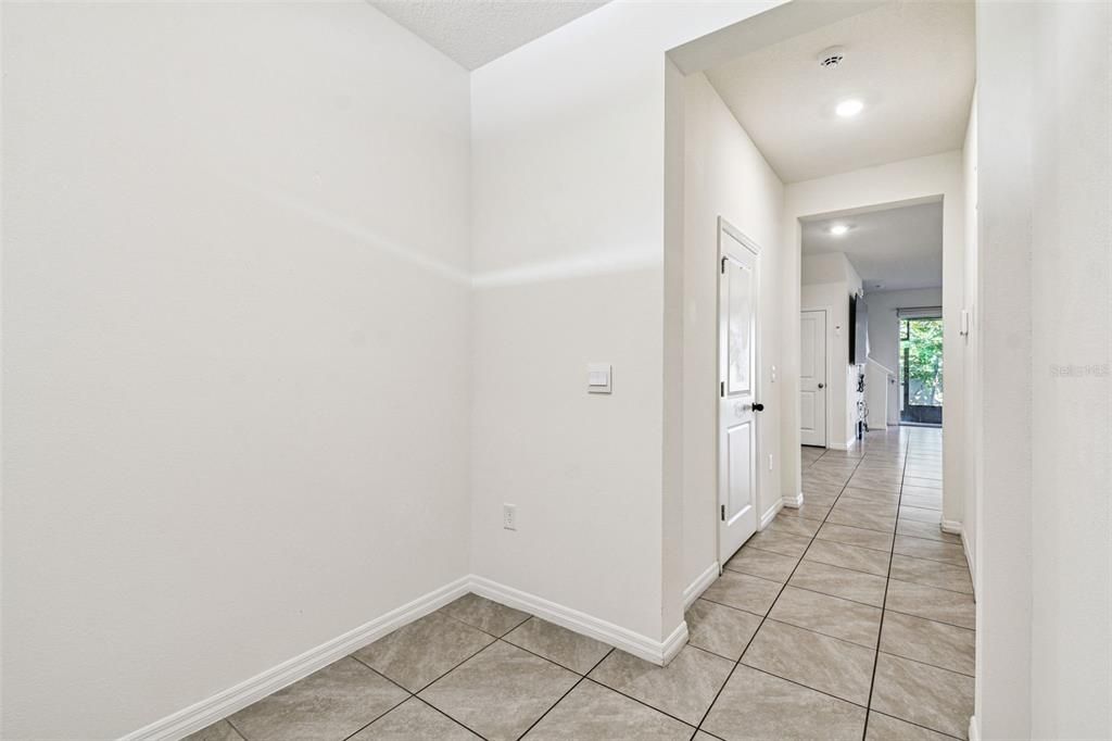 合同活跃: $2,100 (3 贝兹, 2 浴室, 1673 平方英尺)