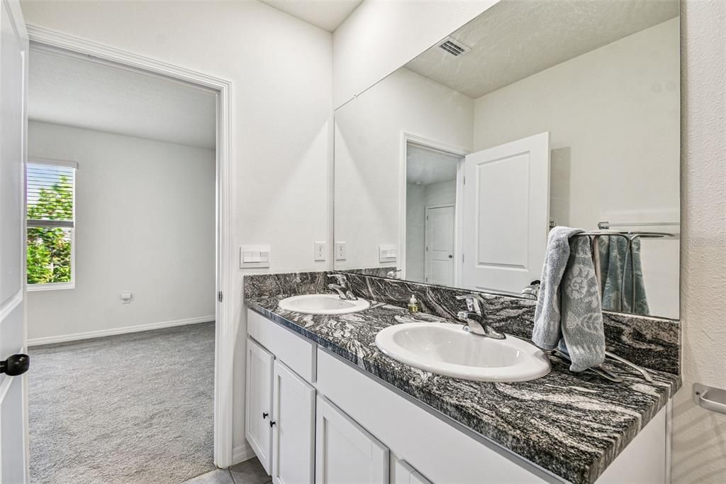 合同活跃: $2,100 (3 贝兹, 2 浴室, 1673 平方英尺)