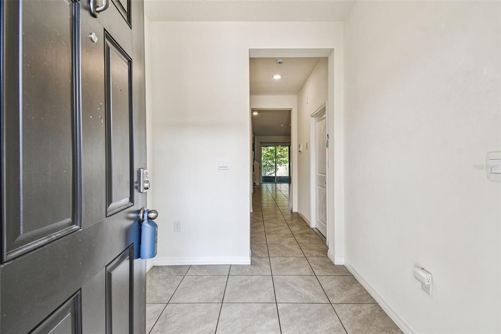 合同活跃: $2,100 (3 贝兹, 2 浴室, 1673 平方英尺)