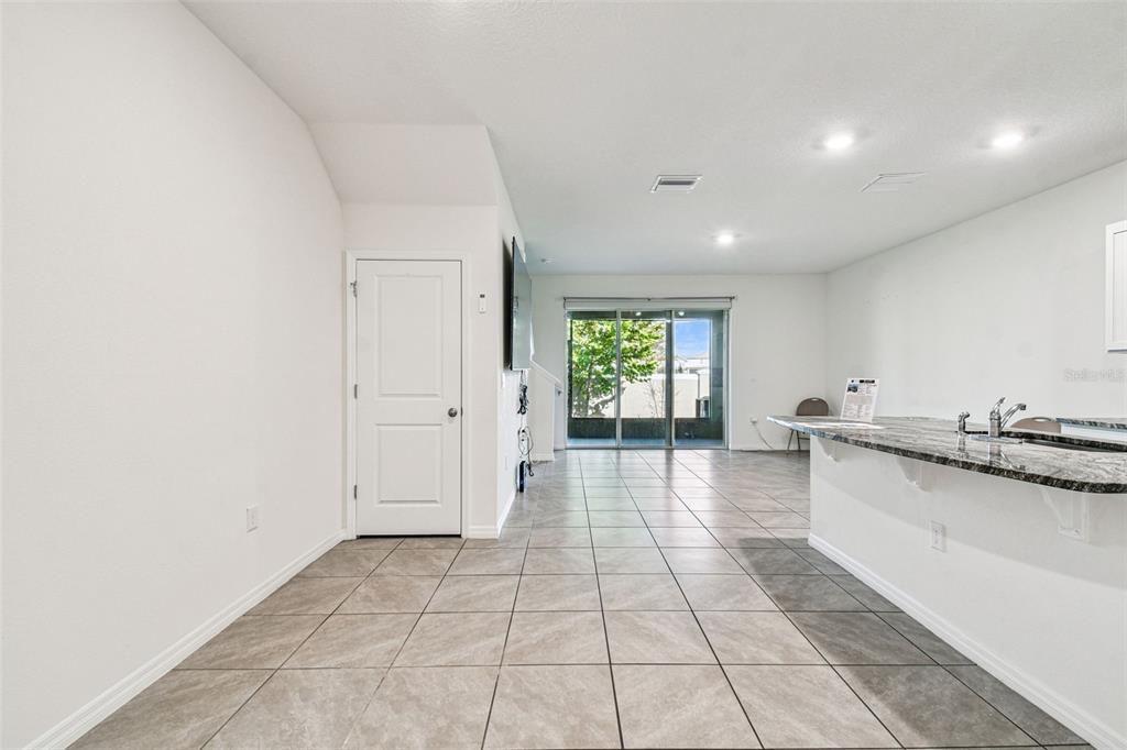 合同活跃: $2,100 (3 贝兹, 2 浴室, 1673 平方英尺)