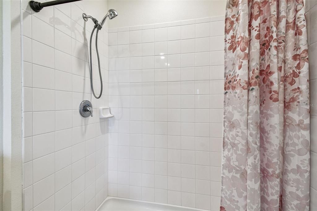 合同活跃: $2,100 (3 贝兹, 2 浴室, 1673 平方英尺)