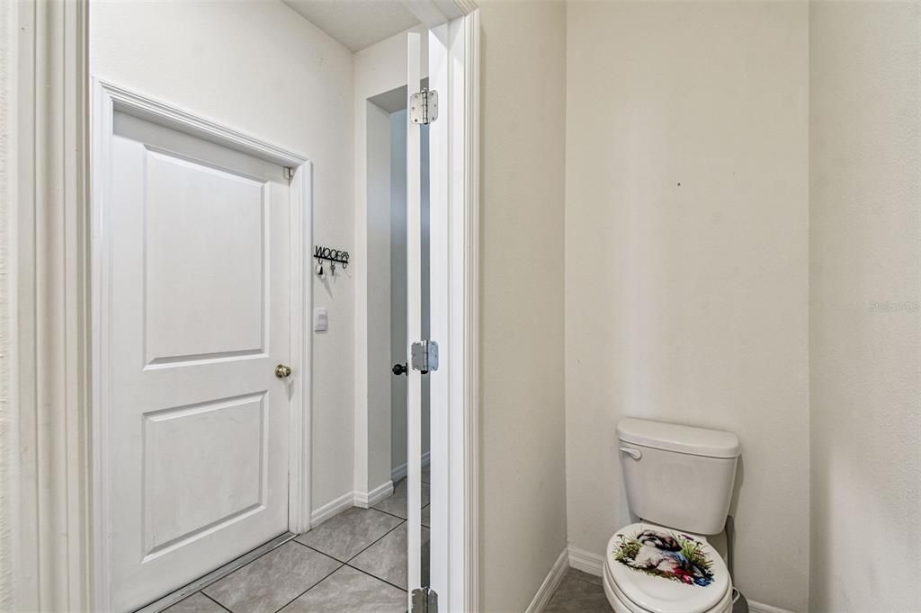 合同活跃: $2,100 (3 贝兹, 2 浴室, 1673 平方英尺)