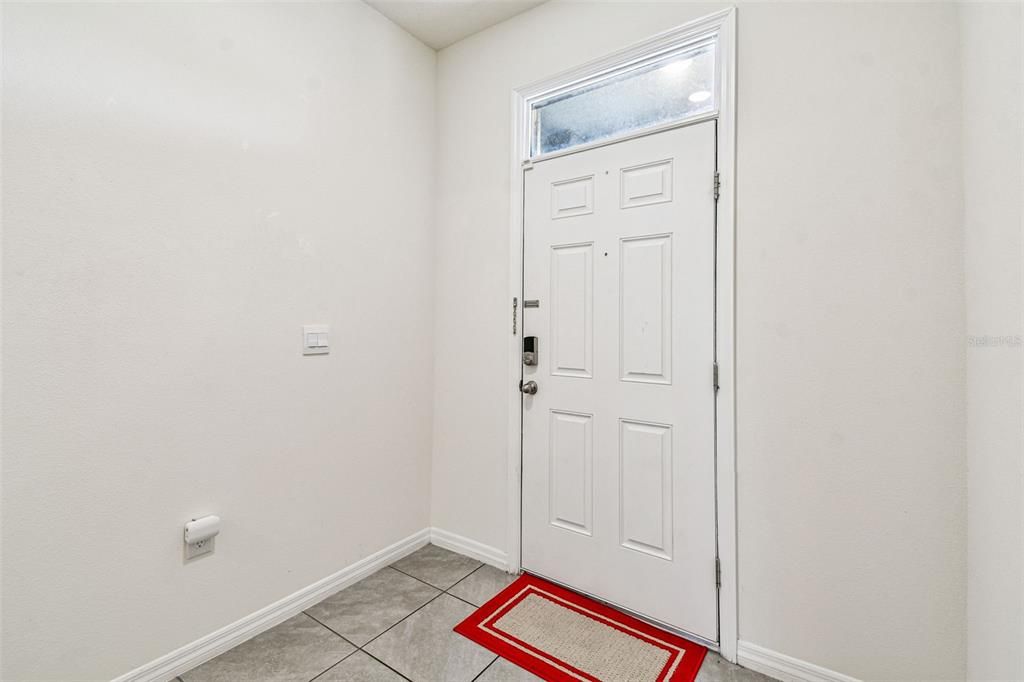 合同活跃: $2,100 (3 贝兹, 2 浴室, 1673 平方英尺)