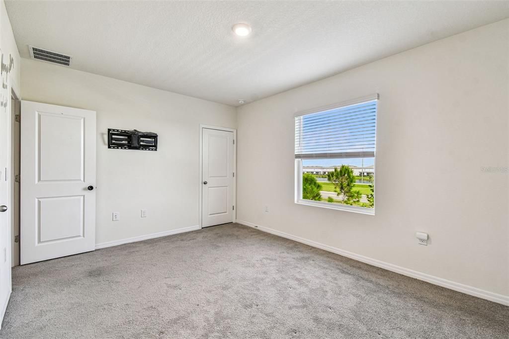 合同活跃: $2,100 (3 贝兹, 2 浴室, 1673 平方英尺)