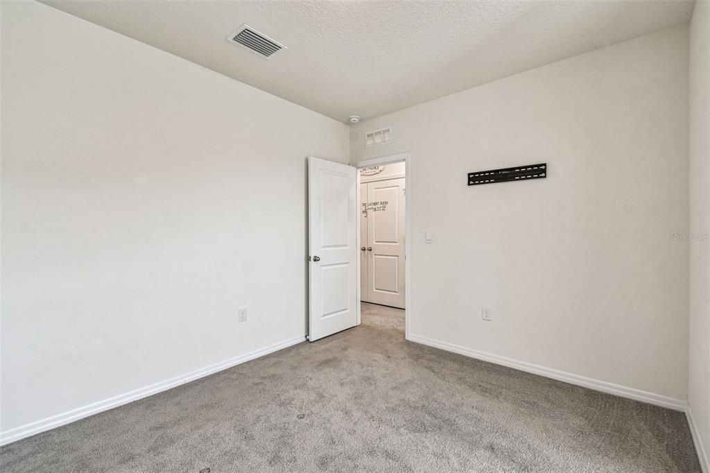 合同活跃: $2,100 (3 贝兹, 2 浴室, 1673 平方英尺)