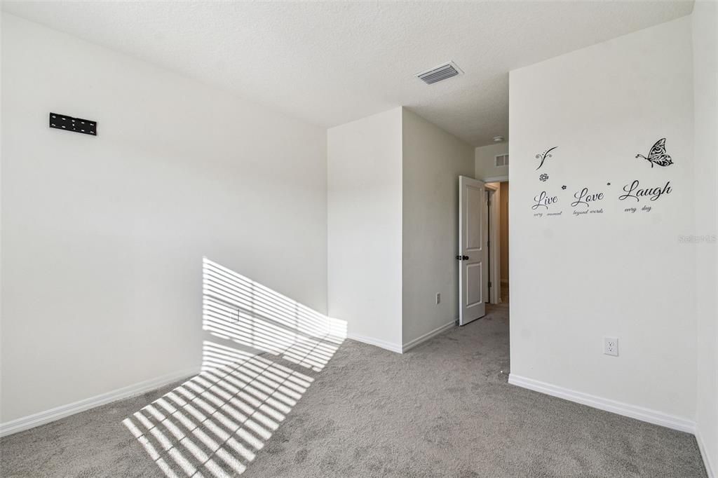 合同活跃: $2,100 (3 贝兹, 2 浴室, 1673 平方英尺)