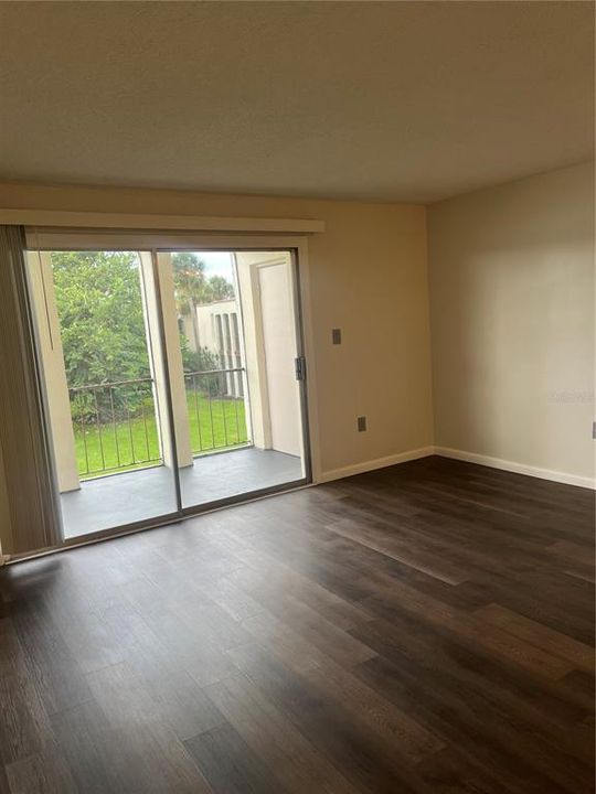 На продажу: $179,990 (2 спален, 2 ванн, 1002 Квадратных фут)