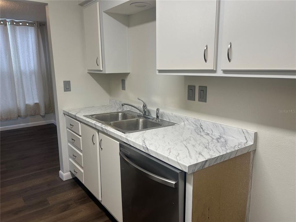 На продажу: $179,990 (2 спален, 2 ванн, 1002 Квадратных фут)