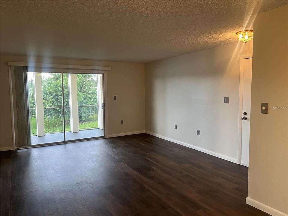 На продажу: $179,990 (2 спален, 2 ванн, 1002 Квадратных фут)