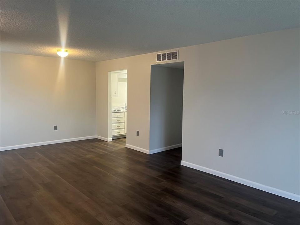 На продажу: $179,990 (2 спален, 2 ванн, 1002 Квадратных фут)