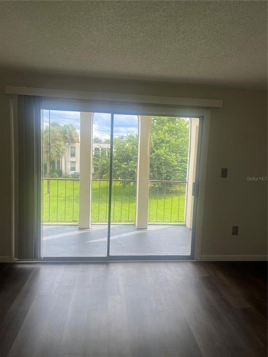 На продажу: $179,990 (2 спален, 2 ванн, 1002 Квадратных фут)