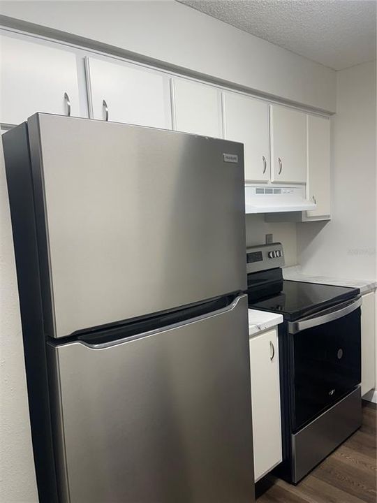 На продажу: $179,990 (2 спален, 2 ванн, 1002 Квадратных фут)