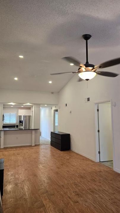 待售: $182,000 (2 贝兹, 2 浴室, 1062 平方英尺)