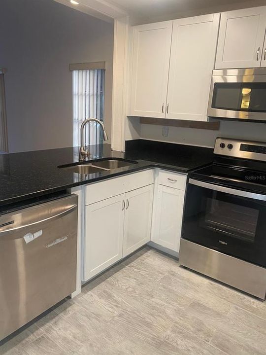 待售: $182,000 (2 贝兹, 2 浴室, 1062 平方英尺)