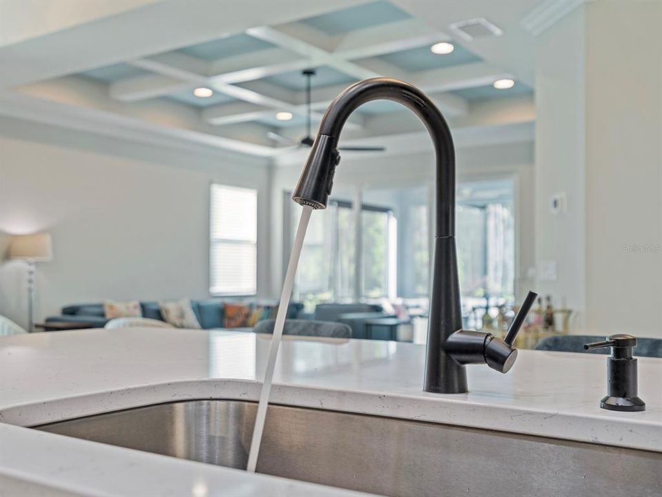 合同活跃: $465,000 (2 贝兹, 2 浴室, 1563 平方英尺)