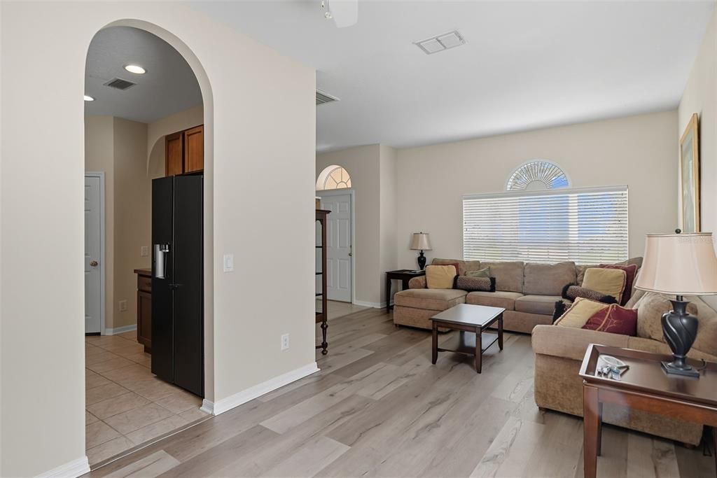 Под контрактом: $440,000 (4 спален, 3 ванн, 2260 Квадратных фут)