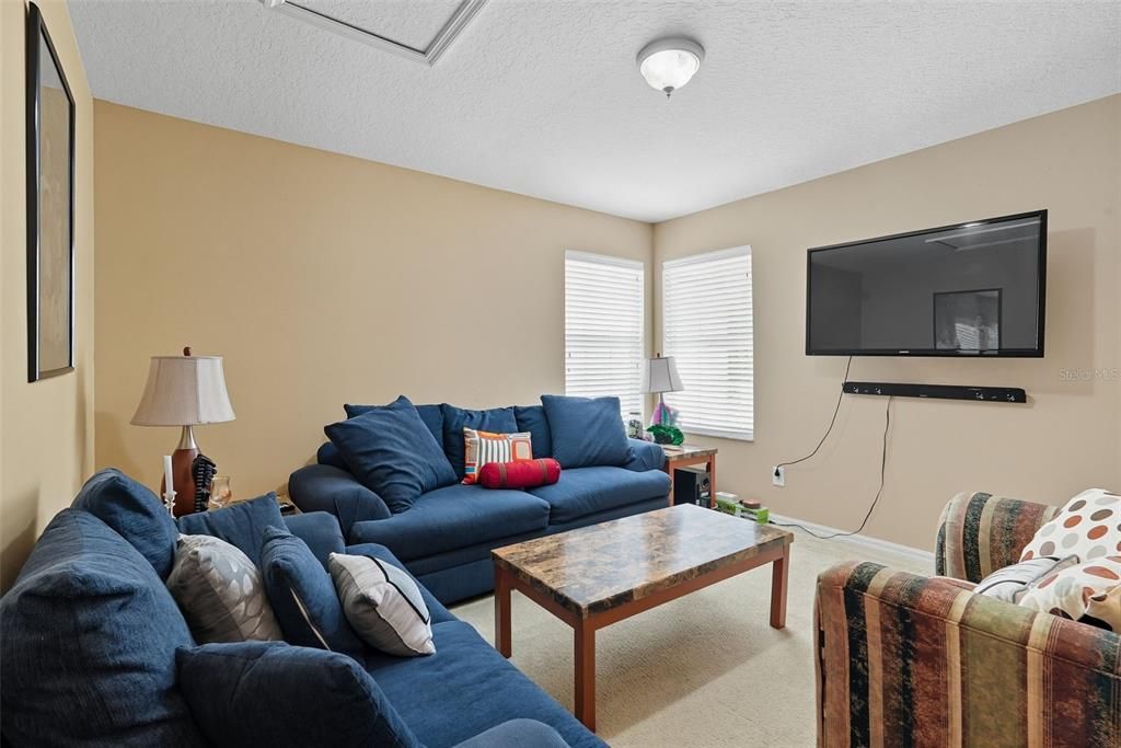 Под контрактом: $440,000 (4 спален, 3 ванн, 2260 Квадратных фут)