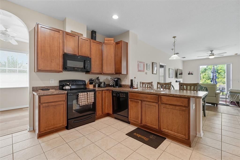 Под контрактом: $440,000 (4 спален, 3 ванн, 2260 Квадратных фут)