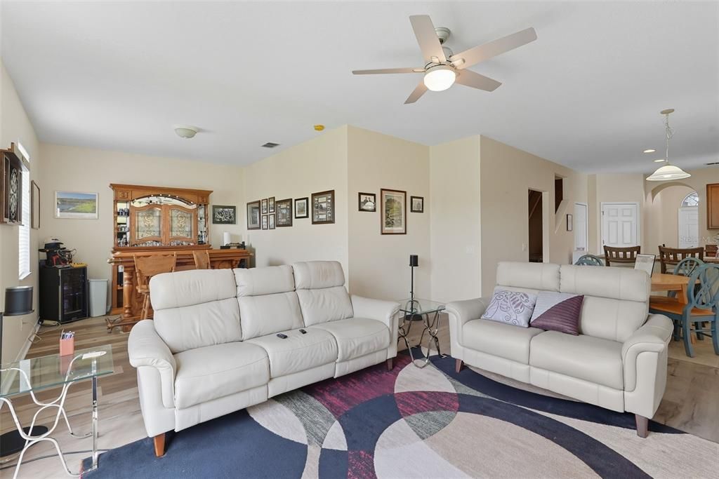 Под контрактом: $440,000 (4 спален, 3 ванн, 2260 Квадратных фут)