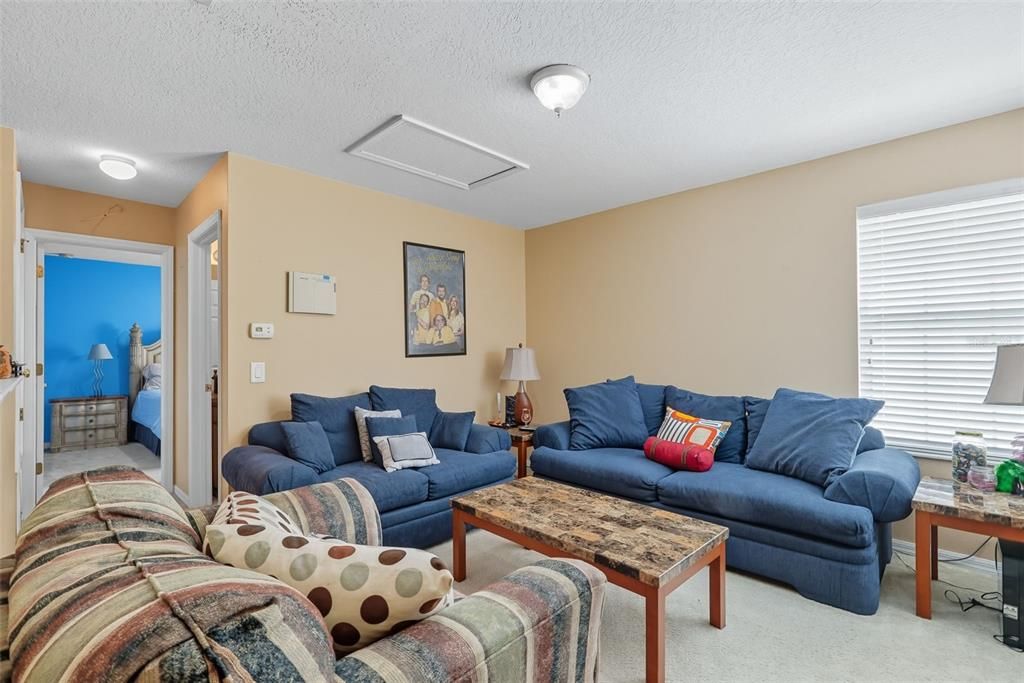 Под контрактом: $440,000 (4 спален, 3 ванн, 2260 Квадратных фут)