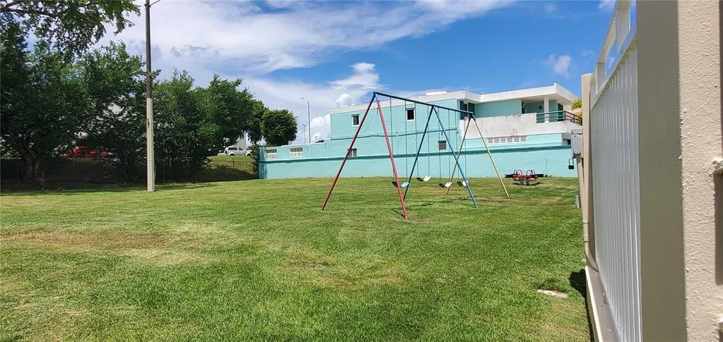 На продажу: $595,000 (4 спален, 2 ванн, 1944 Квадратных фут)