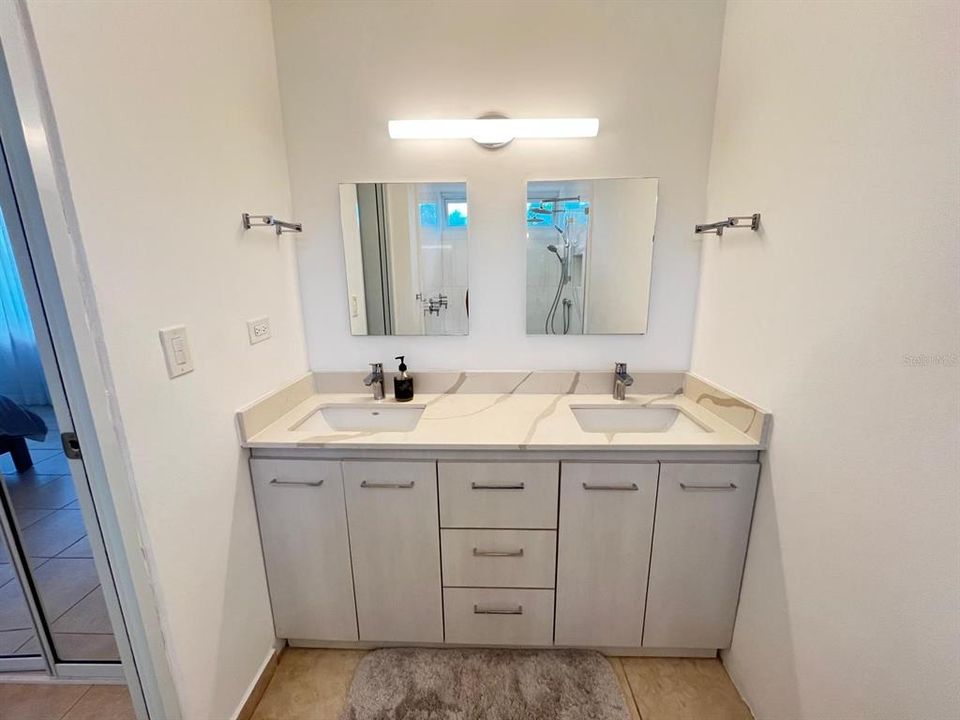 На продажу: $595,000 (4 спален, 2 ванн, 1944 Квадратных фут)