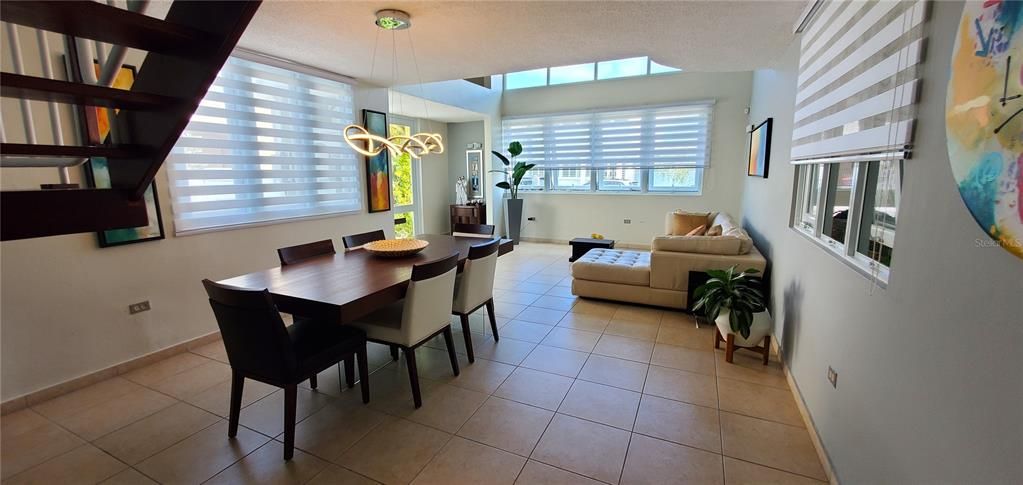 На продажу: $595,000 (4 спален, 2 ванн, 1944 Квадратных фут)